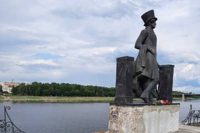 В Твери рабочие раскололи плиту на памятнике Пушкину