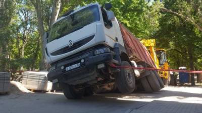Автомобиль с песком ушел под землю в Феодосии - ФОТО