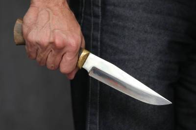 В Смоленской области мужчина накинулся с ножом на своего знакомого