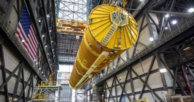 NASA показало гигантскую ракету, на которой австронавты полетят на Луну (ФОТО)