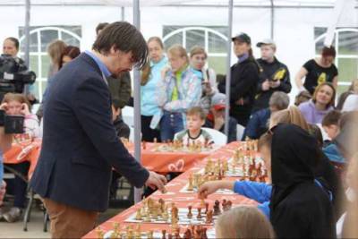 Гроссмейстер Морозевич сыграл с жителями Удмуртии 29 одновременных партий