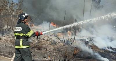 Сильный пожар охватил жилые дома и складские помещения в Екатеринбурге