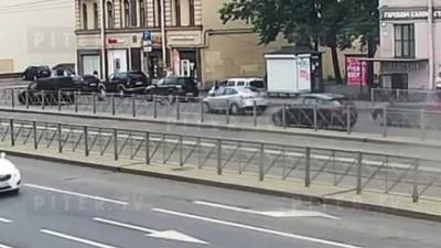 Видео: у метро "Обводный канал" велосипедист попал под машину