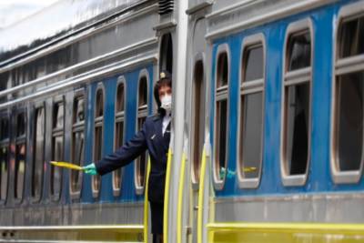 Пассажир поезда "Рахов-Киев" упал с верхней полки и умер