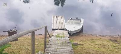 «Сильный толчок лодки при повороте»: названа предварительная причина трагедии на озере в Карелии, где погибла целая семья