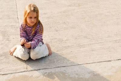 Двухлетнюю воспитанницу частного детского сада забыли на улице в Петербурге