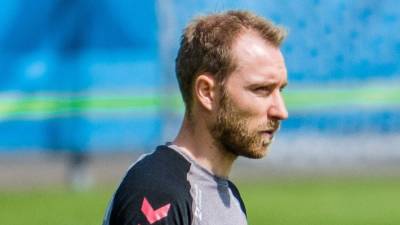 Полузащитник сборной Дании Эриксен пережил остановку сердца во время матча с Финляндией