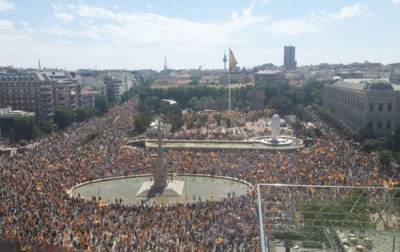 Тысячи людей в столице Испании требуют судить мятежных лидеров Каталонии (ВИДЕО) и мира