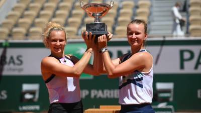 Екатерина Синякова - Roland Garros - Барбора Крейчикова - Игу Свентек - Крейчикова и Синякова выиграли Roland Garros в парном разряде - vesti.ru