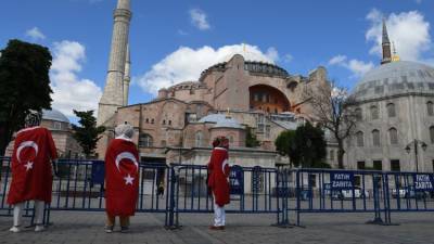 На двух стульях: Анкара выбирает между НАТО и Россией