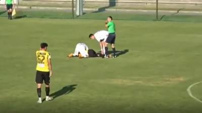 В Казахстане футболист потерял сознание во время матча