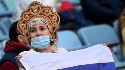 Кокошники и шарфы: как поддерживают своих на Евро-2020