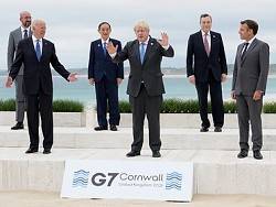 Фотография лидеров на саммите G7 стала мемом