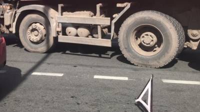 Маршрутка опрокинулась после столкновения с неуправляемым грузовиком в Волгограде