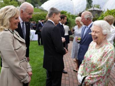 Байден и первая леди США проводят встречу с Елизаветой ІІ