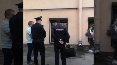 Петербургская полиция силой хочет попасть на выставку-аукцион в поддержку политзаключенных