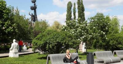 Москвичей предупредили о штрафах за использование скамеек в парках