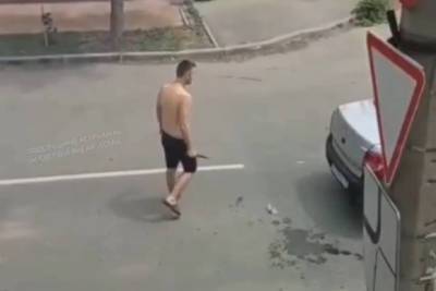 В Астрахани мужчина с ножом кидался на прохожих