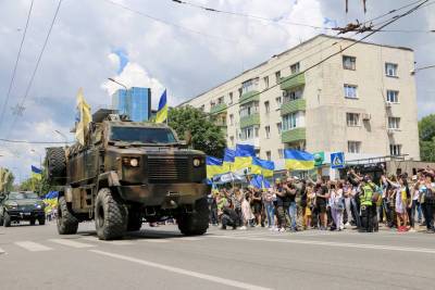 В Мариуполе прошел военный парад, приуроченный 7-й годовщине освобождения города (фото и видео)