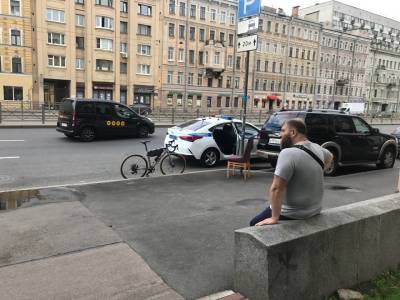 Петербуржец пострадал на Лиговском проспекте от дверцы автомобиля
