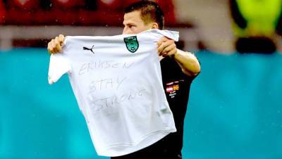 Футболист сборной Австрии продемонстрировал футболку в поддержку Эриксена