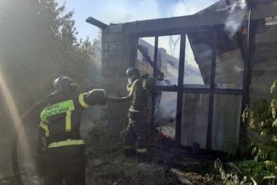 В Челябинске на одной улице загорелись три частных дома