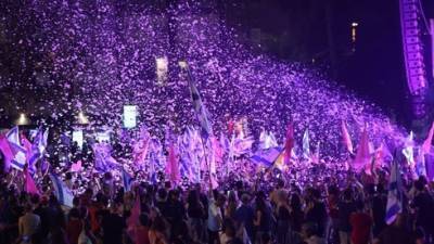 Конфетти, пена и шампанское: тысячи людей празднуют в Тель-Авиве "конец эпохи Нетаниягу" - фоторепортаж