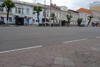 На улице Соборной в Рязани засняли массовую парковку на тротуаре