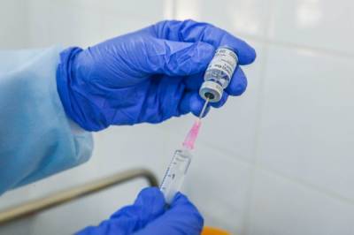 Президент Колумбии сделал антиковидную прививку