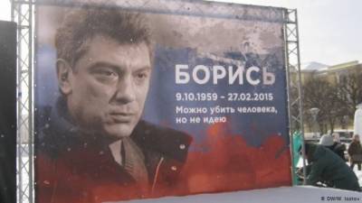 На доме убитого лидера оппозиции Бориса Немцова появились часы «День России», идущие назад (ВИДЕО)