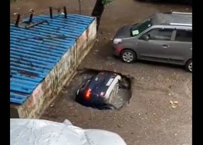 В Индии после сильного дождя автомобиль ушел под землю (ВИДЕО)