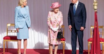 "Возраст не оправдание гнилым манерам": Британцев возмутило поведение Байдена на встрече с Елизаветой II