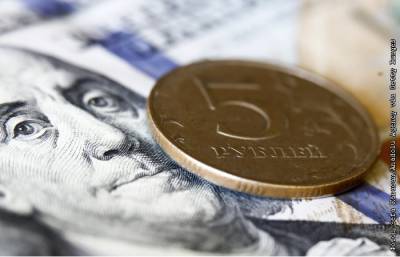 Рубль чуть укрепился к доллару и евро на старте торгов