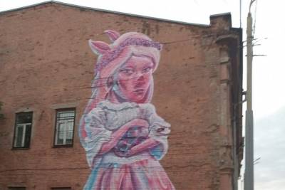 Скандальное граффити в центре Томска закончили, несмотря на запрет