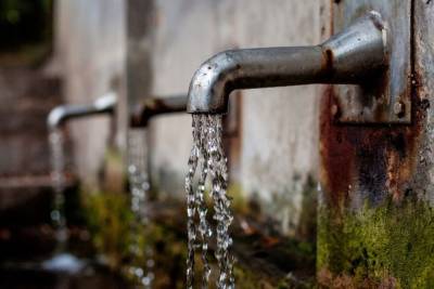Улицы Калининского района обдало холодной канализационной водой