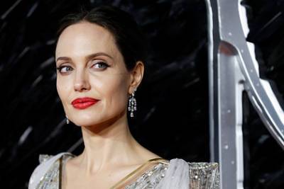 Анджелину Джоли заметили выпившей в доме бывшего мужа