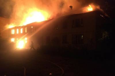 В Уфе сгорел двухэтажный жилой дом