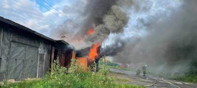 Пожарные спасли автомобили в загоревшихся гаражах в райцентре в Карелии (ФОТО)