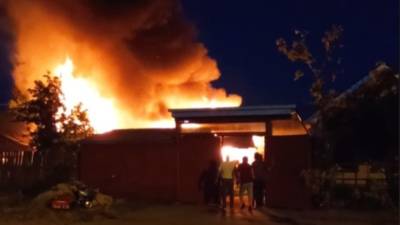 Сильный пожар произошёл ночью в частном секторе в Тюмени