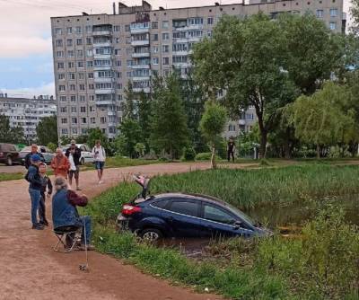 У метро «Проспект Просвещения» иномарка застряла в пруду