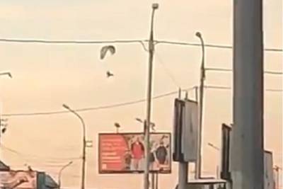 Новосибирец перелетел пробку на Гусинобродском шоссе на параплане