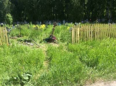 В Кузбассе полиция ищет водителя, повредившего надгробия на кладбище