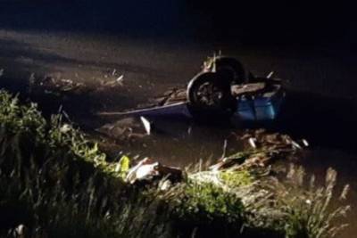 В озере Свердловской области утонула машина с двумя мужчинами в салоне