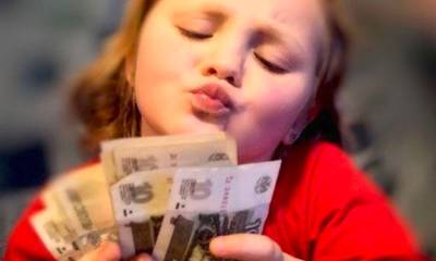 Бюджет на вкусняшки: россияне рассказали, сколько дают детям на карманные расходы
