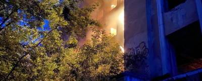 Сегодня ночью в Екатеринбурге загорелась заброшенная больница в Зеленой Роще