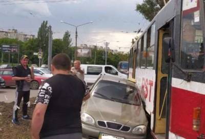 "Не пропустил": на Салтовке произошла жуткая авария с трамваем, кадры с места