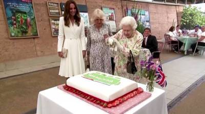 Елизавета II - Кейт Миддлтон - Камилла Паркер-Боулз - Елизавета II разрезала торт на саммите G7 саблей (Видео) - belta.by - Минск - Reuters