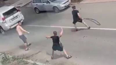 Шланг против ножа: драка с пьяным водителем в Астрахани попала на видео