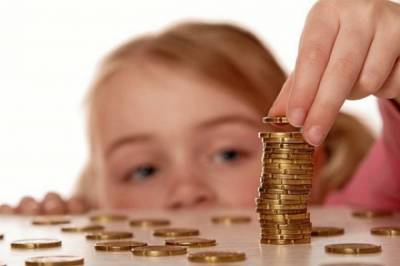 Опрос: россияне чаще дают детям на карманные расходы до 250 рублей в неделю