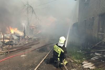 Огонь с частного дома охватил склады и многоквартирники в Екатеринбурге